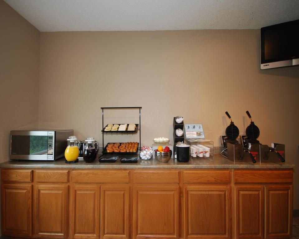 Quality Inn Brookings-University Restaurant photo
